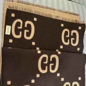 Classic Gucci Wool Scarf - Timeless Monogram Elegance - good condition
